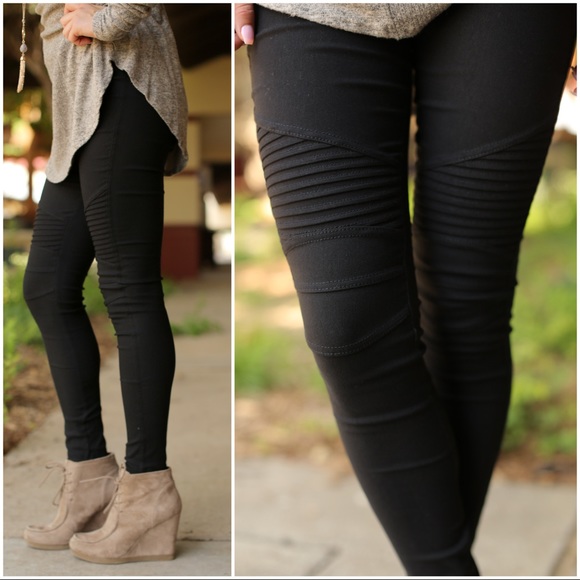 ✨RESTOCKED✨Black Moto Leggings - Picture 3 of 8